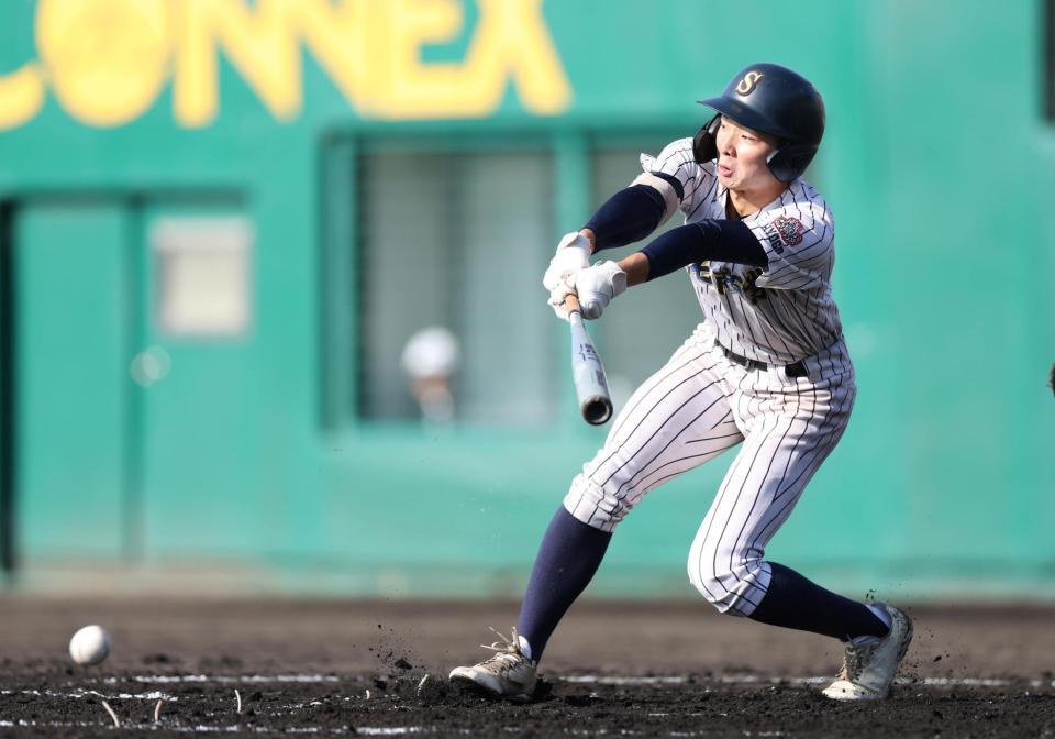 ２回、ショートへ同点適時内野安打を放つ明石商・田中颯真（撮影・中田匡峻）