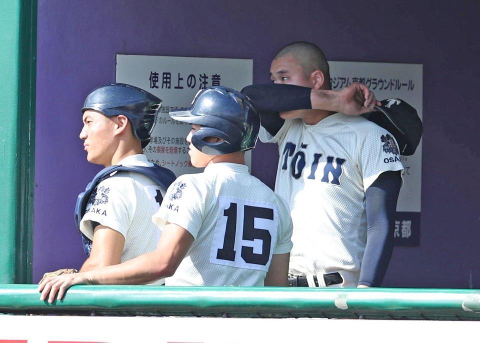 ６回途中で降板した大阪桐蔭・川本晴大（右）＝撮影・中田匡峻