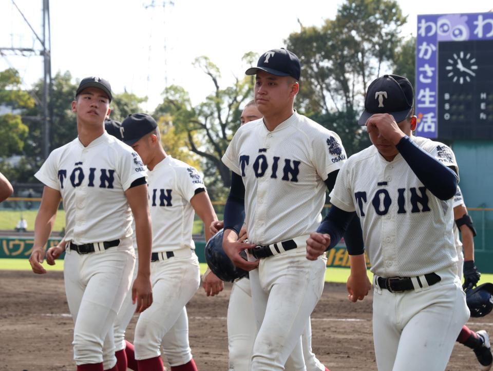明石商に敗れ、引き揚げる大阪桐蔭・川本晴大（右から２人目）ら大阪桐蔭ナイン（撮影・中田匡峻）