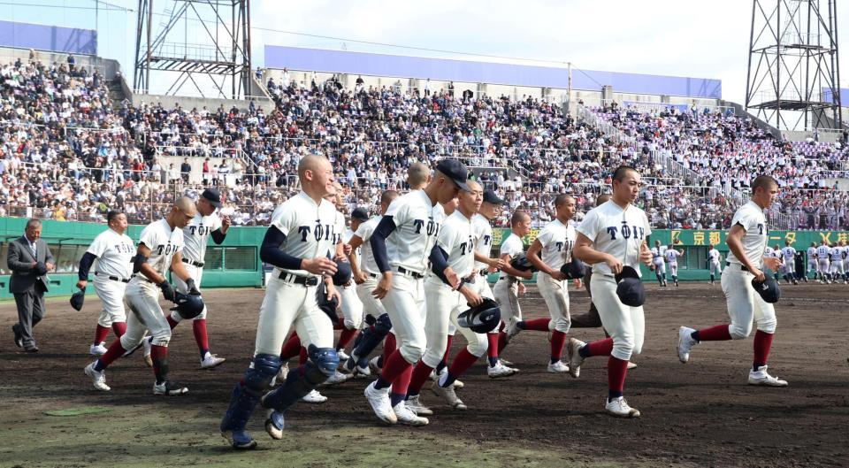 明石商に敗れた大阪桐蔭ナイン（撮影・中田匡峻）