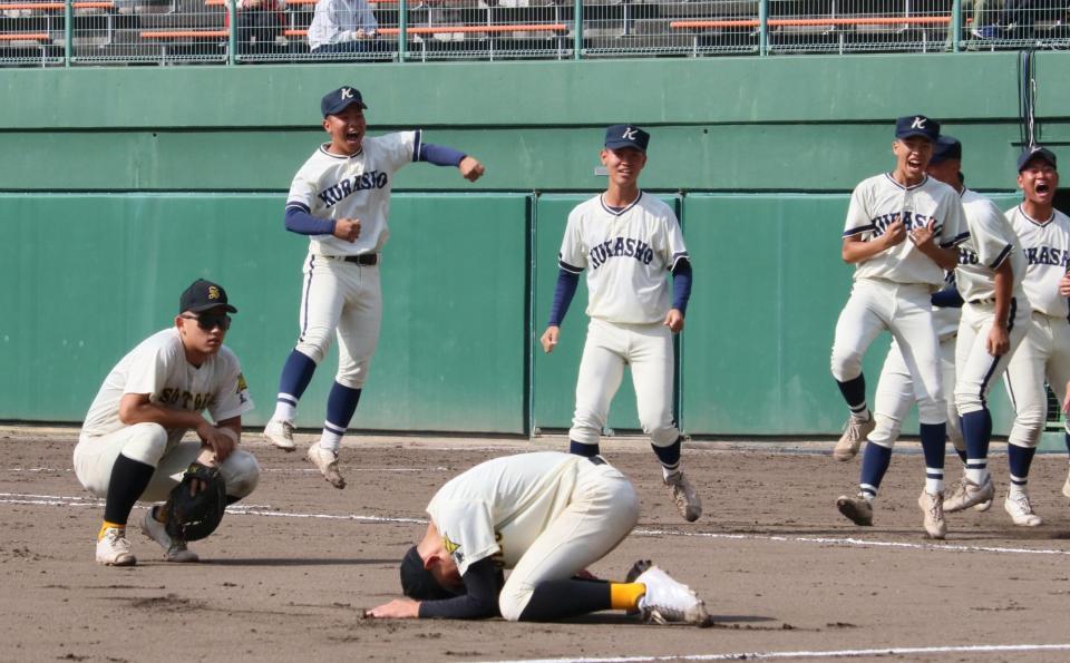 タイブレークの延長１０回、サヨナラ負けを喫し、グラウンドに突っ伏すエース西としゃがみこむ主将・国川（撮影・市尻達拡）