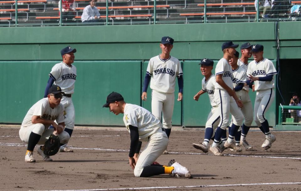 タイブレークの延長１０回、サヨナラ負けを喫し、グラウンドに突っ伏すエース西としゃがみこむ主将・国川（撮影・市尻達拡）