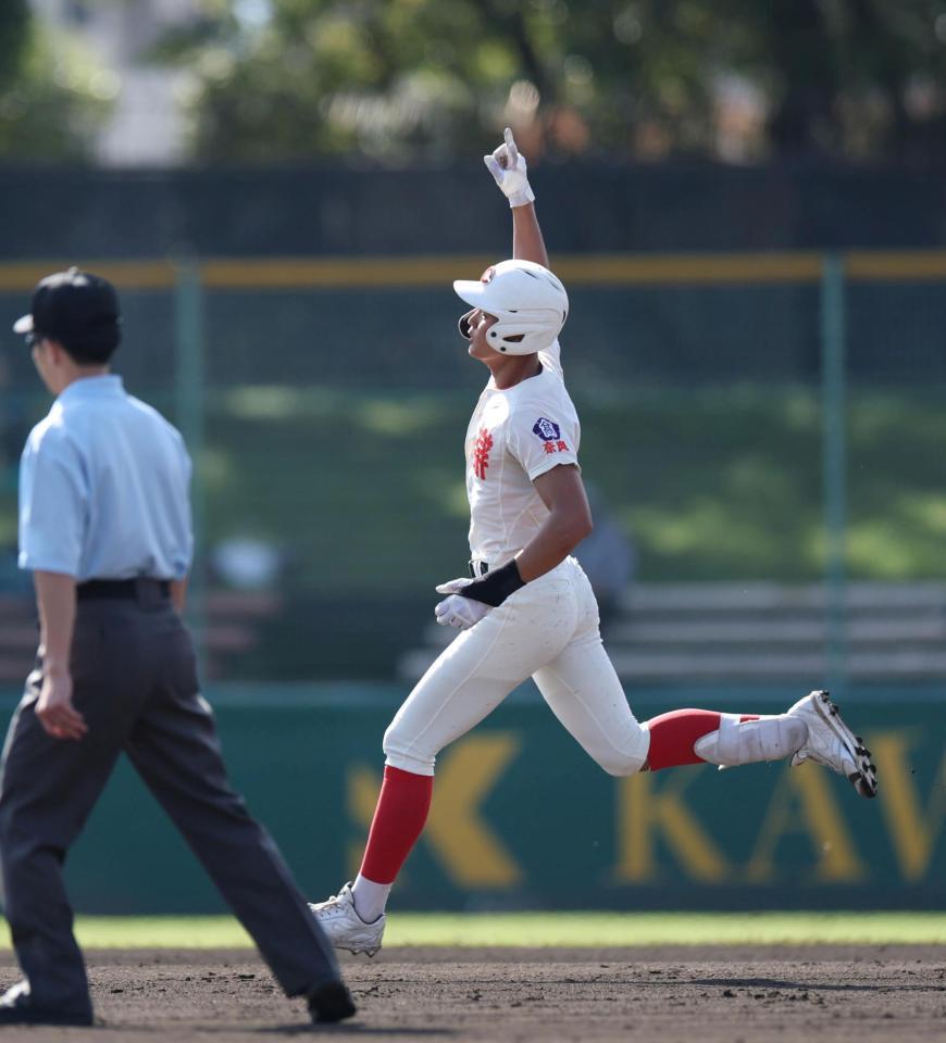 ３回、センターへ逆転３ランを放った智弁学園・太田蓮（撮影・中田匡峻）
