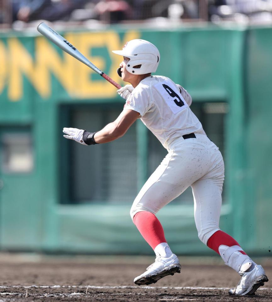 ３回、センターへ逆転３ランを放つ智弁学園・太田蓮（撮影・中田匡峻）
