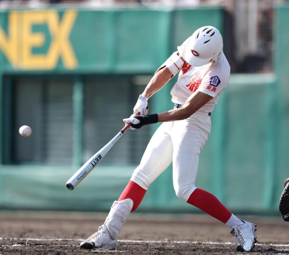 ３回、センターへ逆転３ランを放つ智弁学園・太田蓮（撮影・中田匡峻）