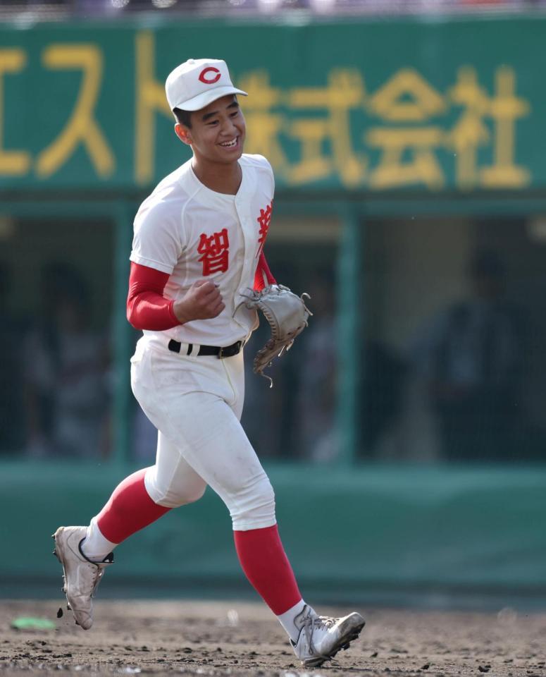 ９回２失点の完投勝利でチームをベスト４に導いた智弁学園・阿武尚志（撮影・中田匡峻）