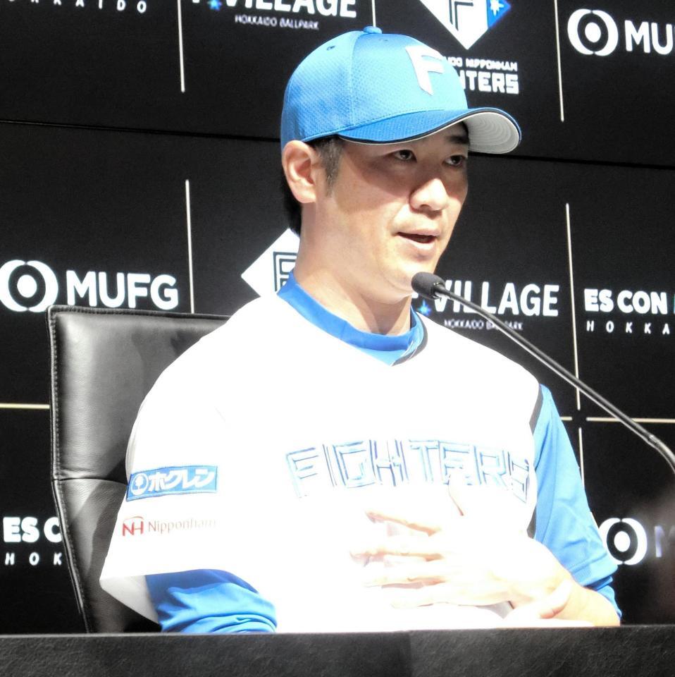 就任会見で抱負を語る西岡剛野手総合コーチ