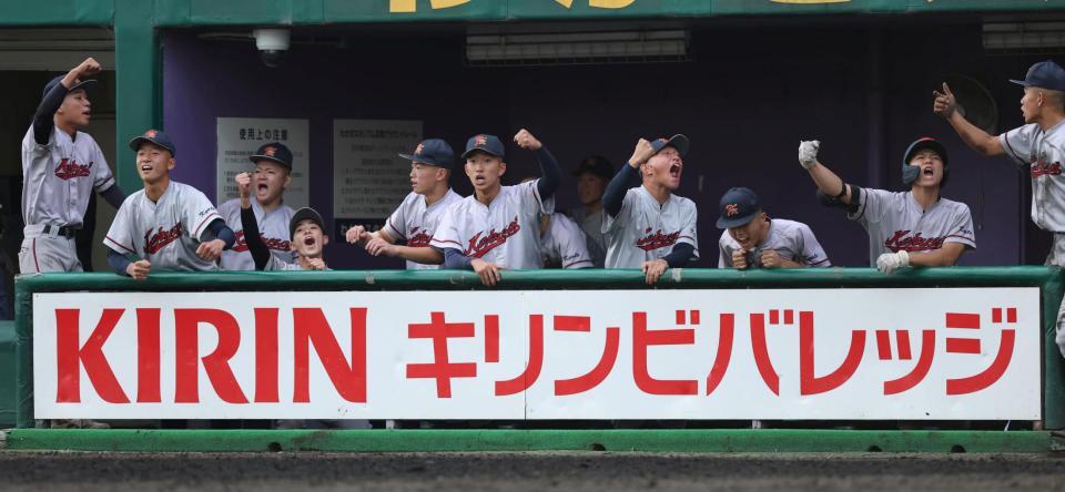 ９回、智弁和歌山のミスが重なり一気に同点に追いついた京都国際ナインは歓喜する（撮影・中田匡峻）