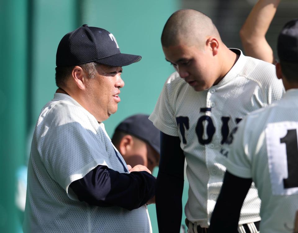 ４回を投げ終えた大阪桐蔭・川本晴大（右）に声をかける大阪桐蔭・西谷浩一監督（撮影・中田匡峻）