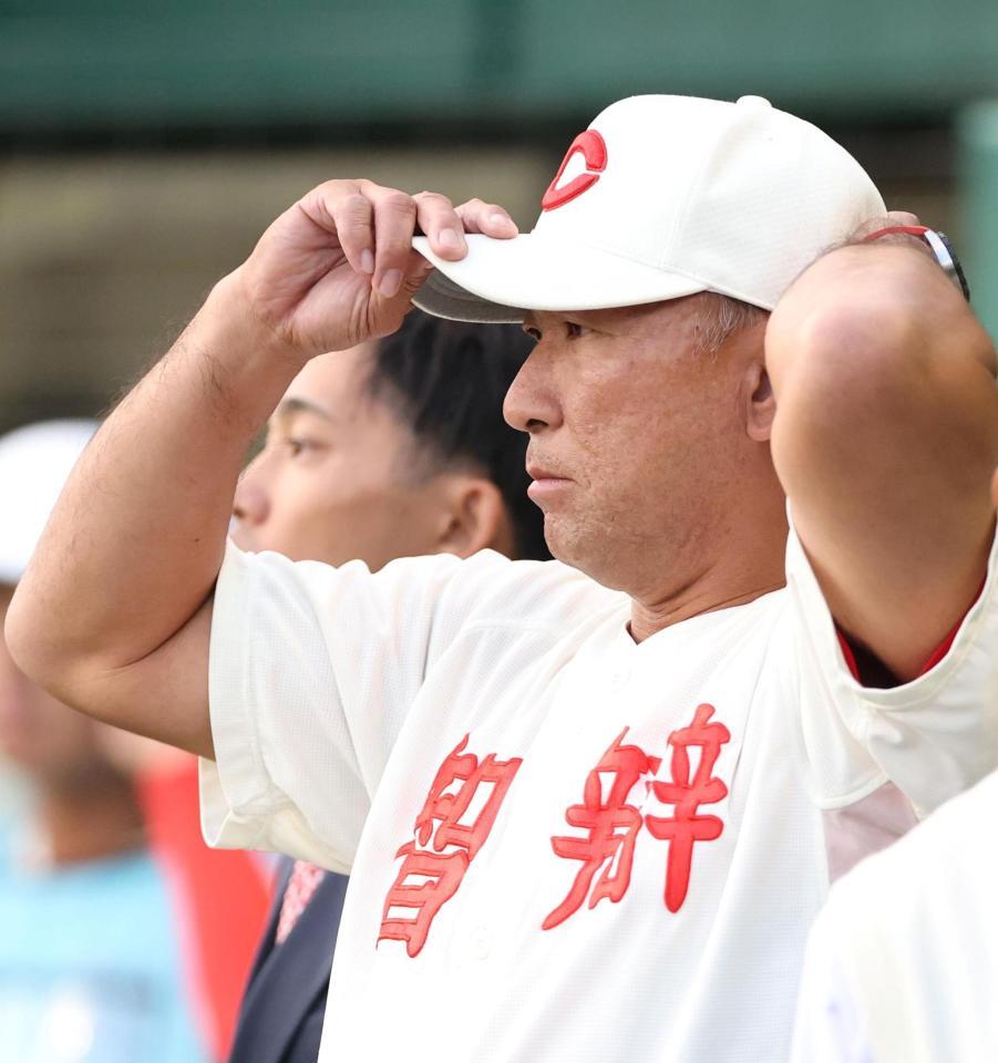 京都国際にサヨナラ負けを喫し、厳しい表情の智弁和歌山・中谷仁監督（撮影・中田匡峻）