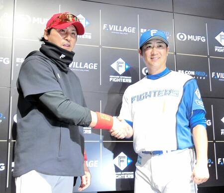 　就任会見で新庄監督（左）と握手を交わす西岡野手総合コーチ（撮影・藤田昌央）