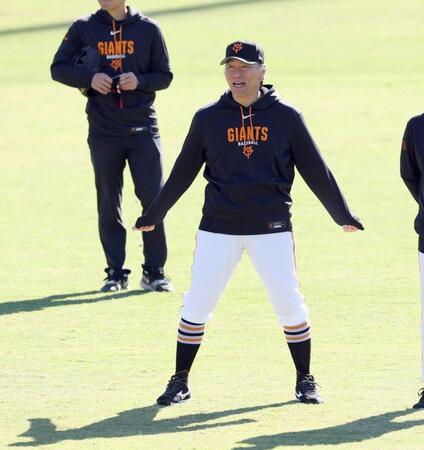 　笑顔で練習を見守る松井監督（撮影・金田祐二）