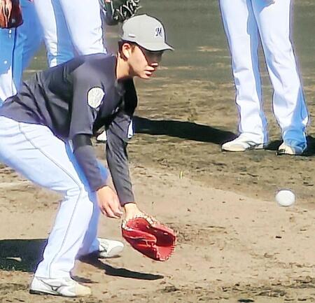　投内連係で打球を処理する石垣元（撮影・鈴木創太）