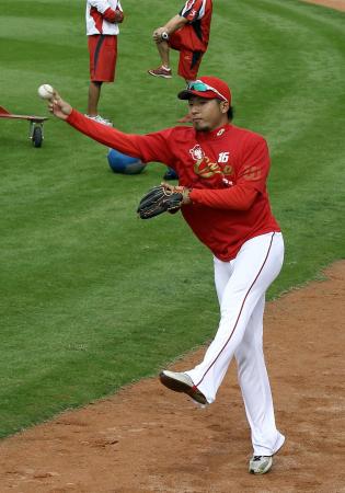 　ノックでジャンピングスローする広島・今村（撮影・市尻達拡）