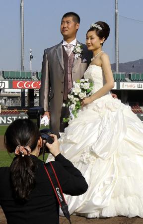 　マツダスタジアムで結婚式の前撮りを行った大竹と夫人
