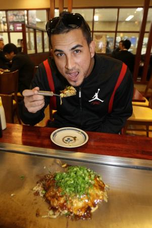 　来日したソコロビッチは早速、広島駅北口の「福ちゃん」でお好み焼きを堪能する（撮影・出月俊成）