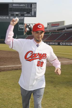 　ユニホームを着て、投球フォームを披露するソコロビッチ（撮影・出月俊成）