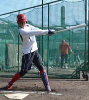 　カーブマシン相手にフリー打撃を行う堂林