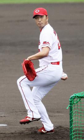 　足を高く上げない新フォームで打撃投手に登板した永川勝