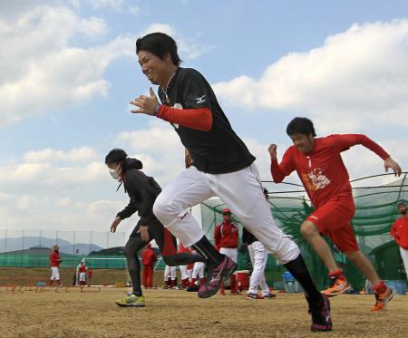 　紅白戦の登板を翌日に控え、投手陣と一緒にダッシュを繰り返す前田健（中央）＝撮影・出月俊成