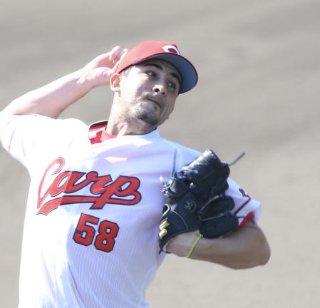 　フリー打撃に初登板し、球の出どころを見せない独特なフォームで投げ込むソコロビッチ（撮影・出月俊成）