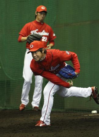 　歯を食いしばって投げ込む野村（撮影・岡田育磨）