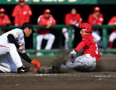 　９回、福田（左）の暴投で生還する二走・下水流（撮影・武藤健一）