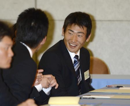 　休憩中にチームメートと話す下水流（撮影・園田高夫）