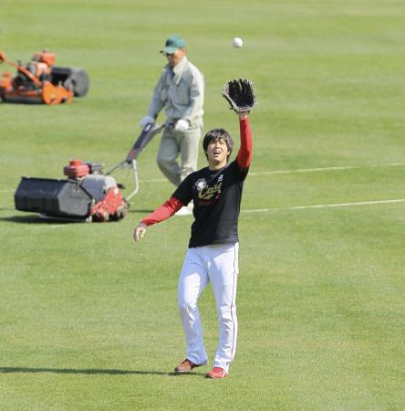 　グラウンドの整備が行われているマツダスタジアムで調整する野村（撮影・出月俊成）