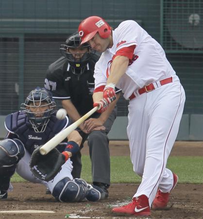 　２回、エルドレッドは先制ソロを放つ（撮影・出月俊成）