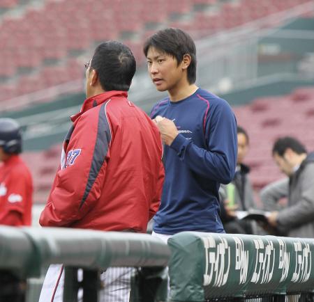 　試合後、ベンチ前で野村監督（左）と２人きりで話し込む堂林（撮影・出月俊成）