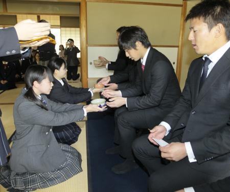 　文化交流会でのお茶会で女子高生から抹茶をいただく野村祐＝広島市の縮景園（撮影・出月俊成）