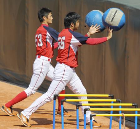 　先発ローテを争う中崎（右）と戸田は並んで練習をする（撮影・出月俊成）