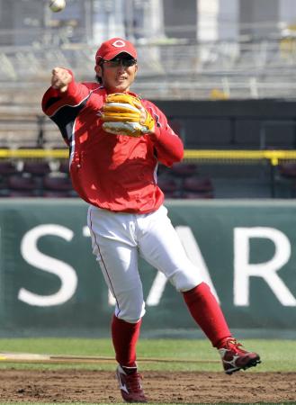 　１軍に合流し、軽やかな動きで守備練習をする梵（撮影・出月俊成）