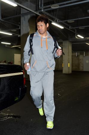 　球場から引き揚げる栗原（撮影・栗木一考）