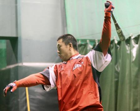 　初の開幕１軍に選ばれ、バットを振り込む鈴木将（撮影・出月俊成）