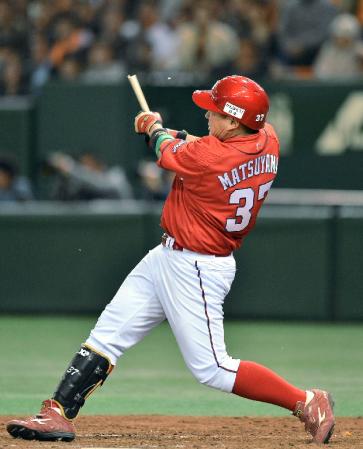 ４回広島２死二塁、バットを折られながら先制の右前適時打を放つ松山竜平＝東京ドーム（撮影・会津智海）