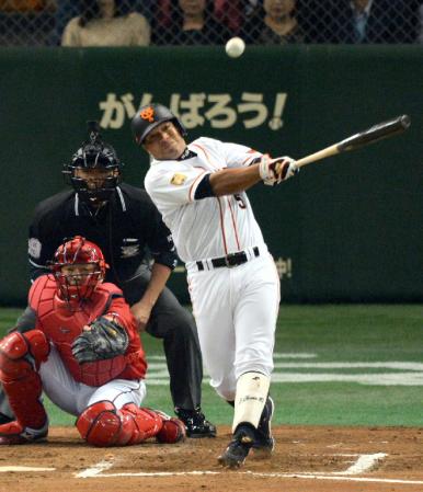 ６回、左越えに同点適時二塁打を放つロペス（撮影・開出　牧）