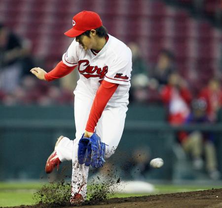 　２回、野村祐は宮本の強襲打を捕球できず先制を許す（撮影・出月俊成）
