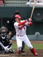 　２回、堂林は右越えに１号ソロを放つ（撮影・飯室逸平）