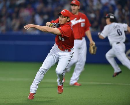 　６回、井端の犠打を好フィールディングで三封する久本（撮影・保田叔久）