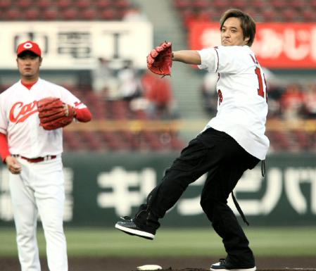 ｂａｄｂｏｙｓ の田中宏さん始球式 Carp 野球 デイリースポーツ Online
