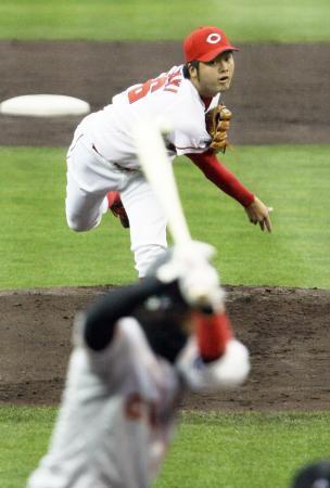 　前田健の代役で先発し、巨人打線相手に力投する中崎（撮影・北村雅宏）