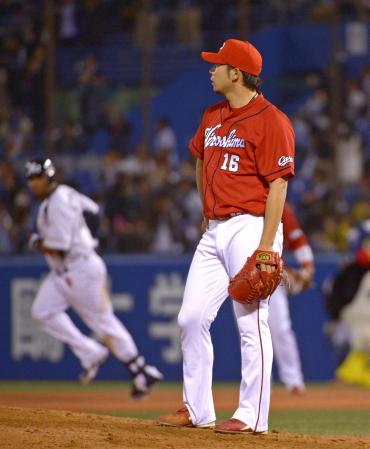 　７回、バレンティン（左）に逆転３ランを打たれぼう然とする今村（撮影・開出　牧）