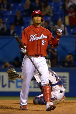 　９回、四球を選び同点の押し出し。１１打席連続出塁となりガッツポーズする広瀬（撮影・開出　牧）