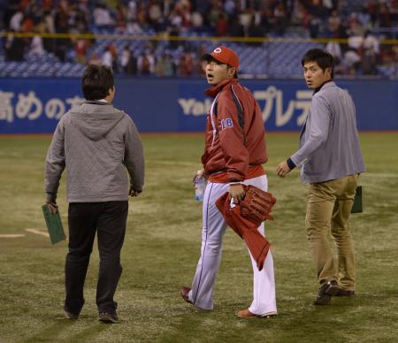 　試合終了後、スタンドからのヤジに言い返す今村