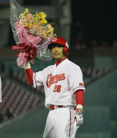 　８回、１５打席連続出塁のプロ野球新記録を達成した広瀬純は花束を手にファンの声援に応える（撮影・出月俊成）