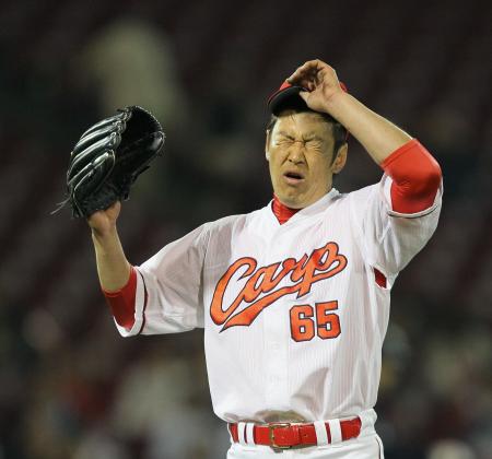 　５回、何とかリードを保ってマウンドを降りた久本は精根尽き果てた表情を浮かべる（撮影・出月俊成）