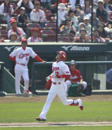 　１回、一飛に倒れ、連続打席出塁の記録が途切れた広瀬は天を仰ぐ（撮影・出月俊成）