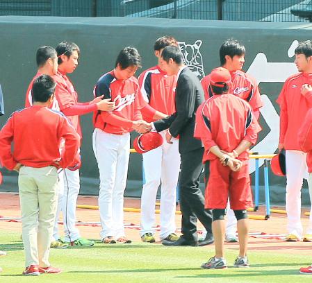 巨人へのトレードが決まり、広島・前田健太らと別れのあいさつをする広島・青木高広（中央スーツ姿）＝マツダスタジアム（撮影・出月俊成）